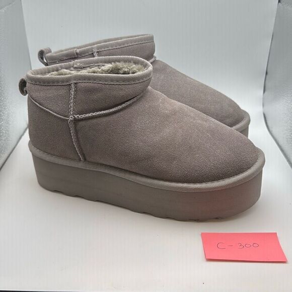 CUSHIONAIRE Hippy Womenβs Platform Ankle Bootsβ SIZE 8 GREY - Picture 1 of 7